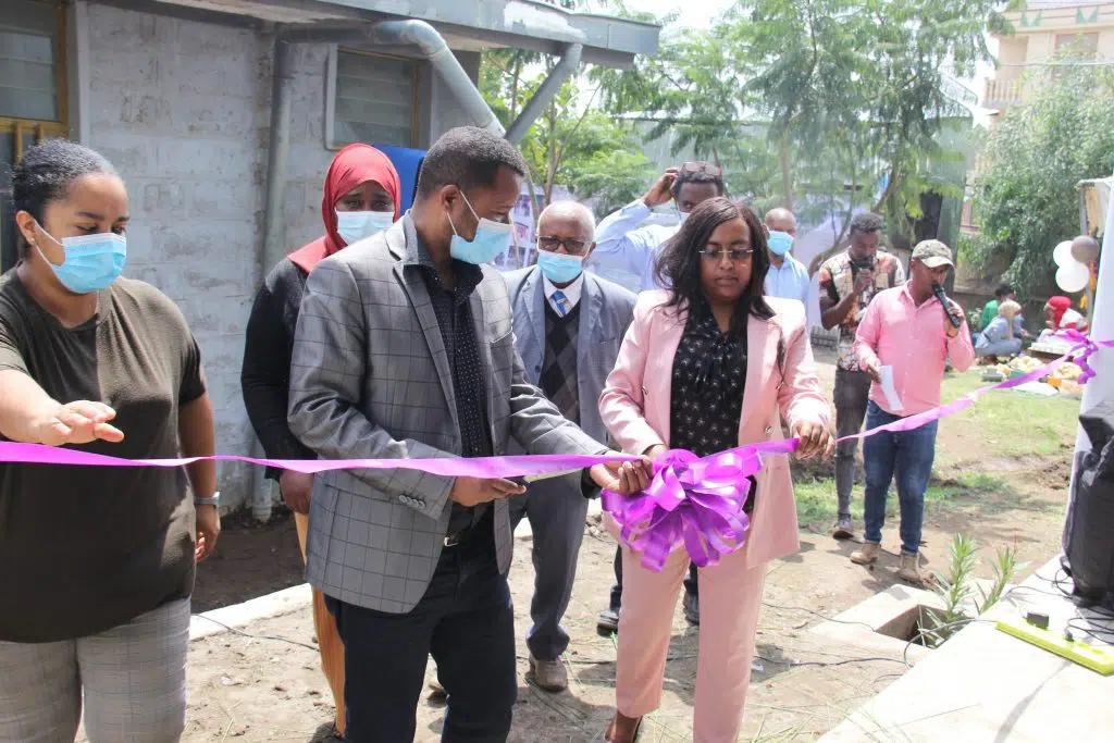 Mayor cutting the ribbon