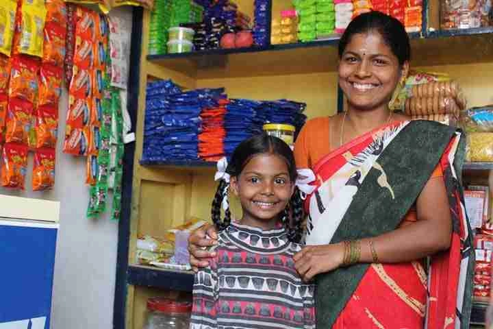 Picture of Anitha with her daughter in her shop